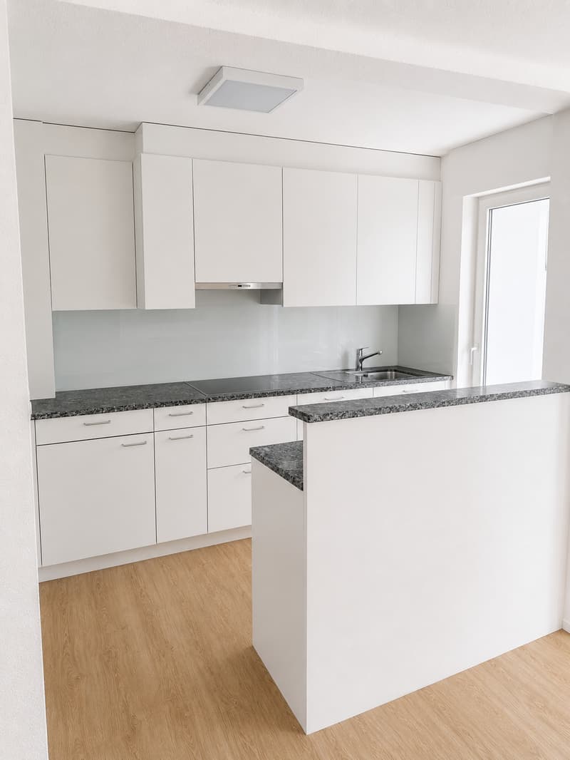 Helle 4.5-Zimmer-Wohnung mit verglastem Balkon (4)