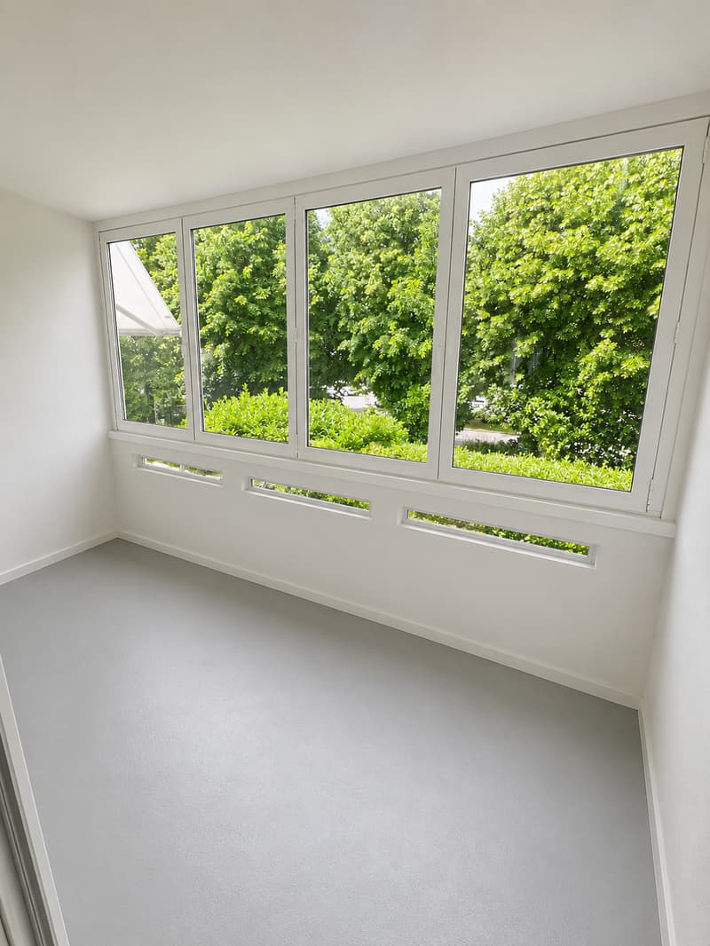 Helle 4.5-Zimmer-Wohnung mit verglastem Balkon (3)