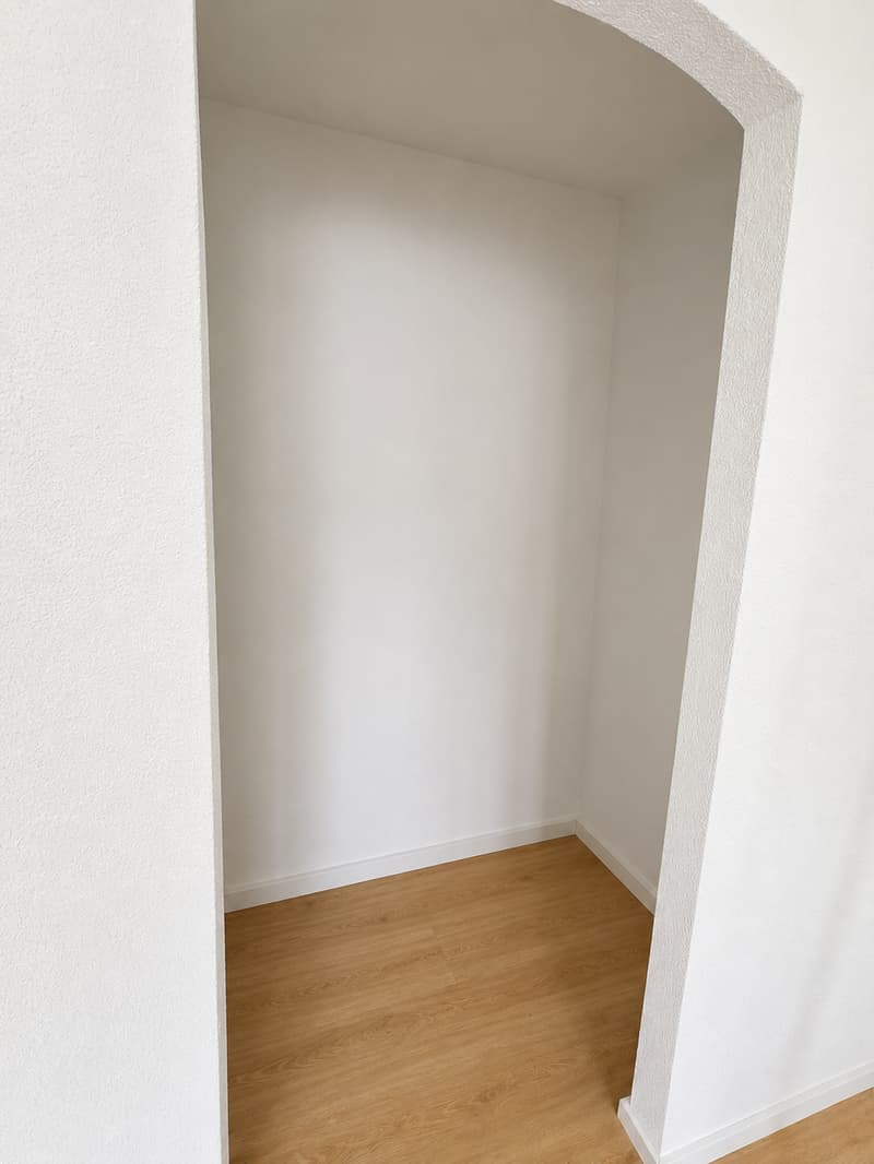 Helle 4.5-Zimmer-Wohnung mit verglastem Balkon (8)