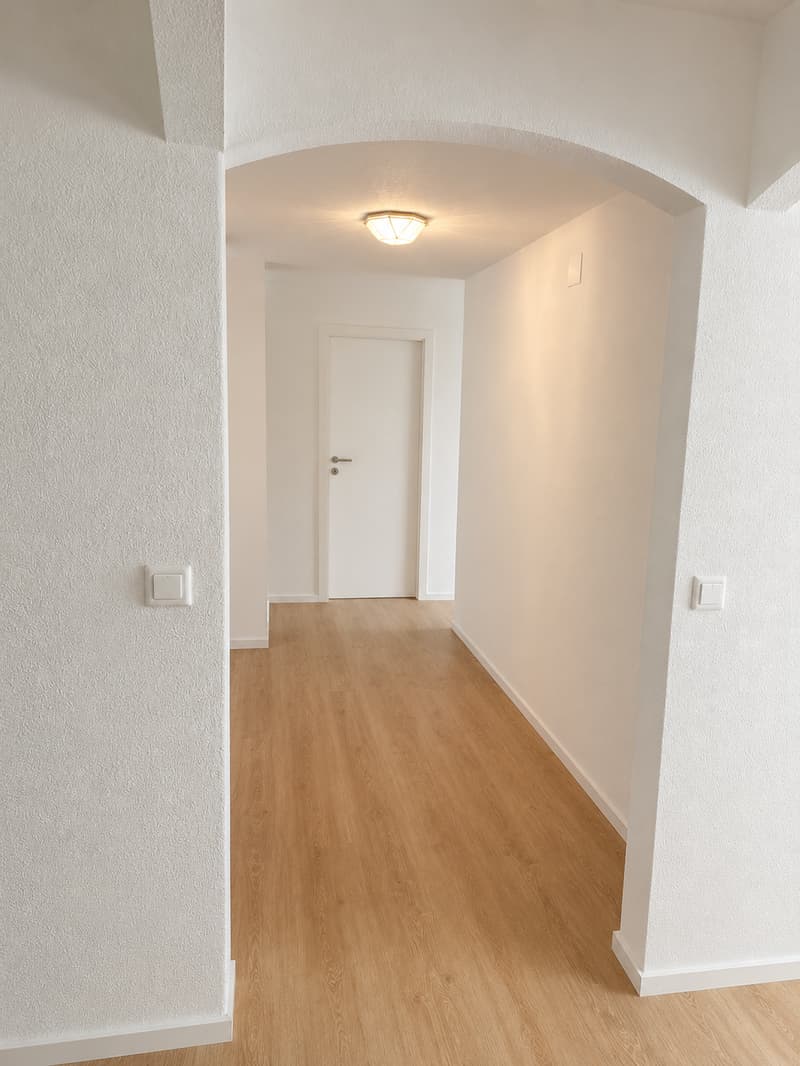 Helle 4.5-Zimmer-Wohnung mit verglastem Balkon (6)