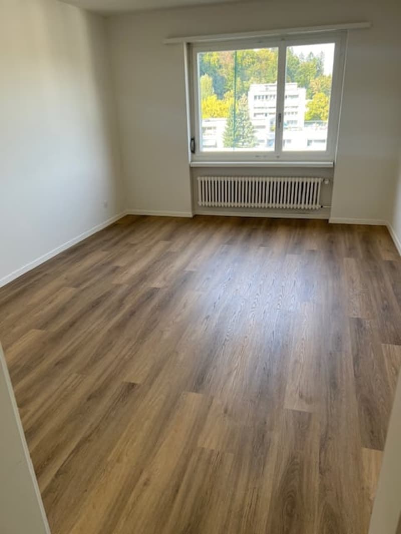 PER 25.10.2026 GROSSZÜGIG NEU RENOVIERTE 3-ZIMMERWOHNUNG MIT SUPER AUSSICHT ZU VERMIETEN (9)