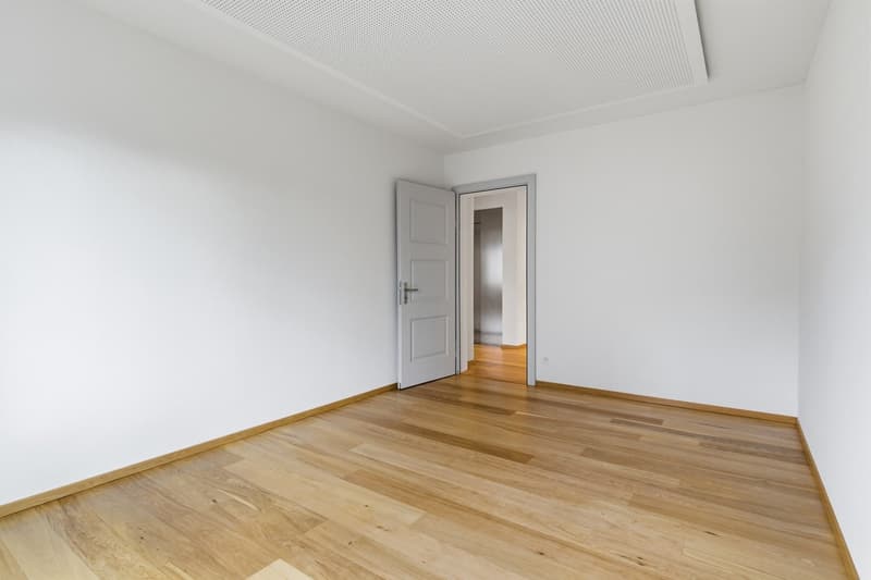 empty room, white walls, wooden floor, open door