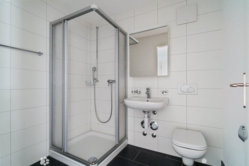 Badezimmer mit Dusche