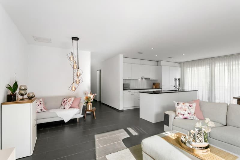 Wohnzimmer mit Sitzecke und Küche