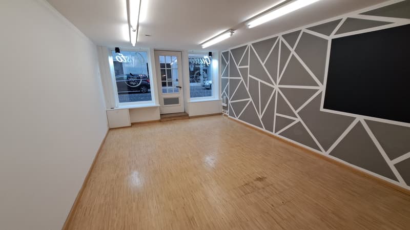 Renovationsbedürftigtes Einfamilienhaus mit Laden an zentraler Lage (3)