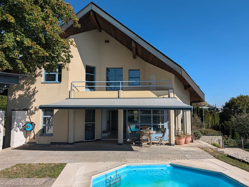 Grosszügiges Einfamilienhaus mit Pool und Doppelgarage (1)