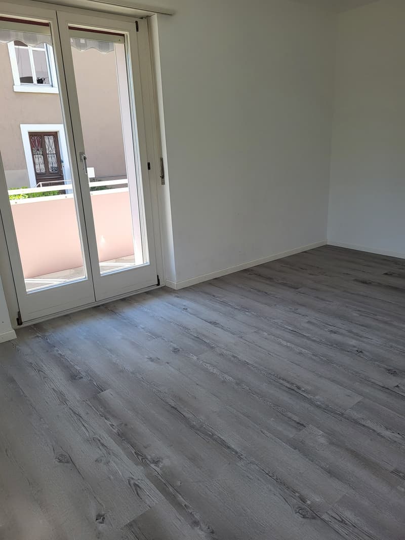 Charmante 2.5-Zimmer-Wohnung in Nidau mit Balkon (2)
