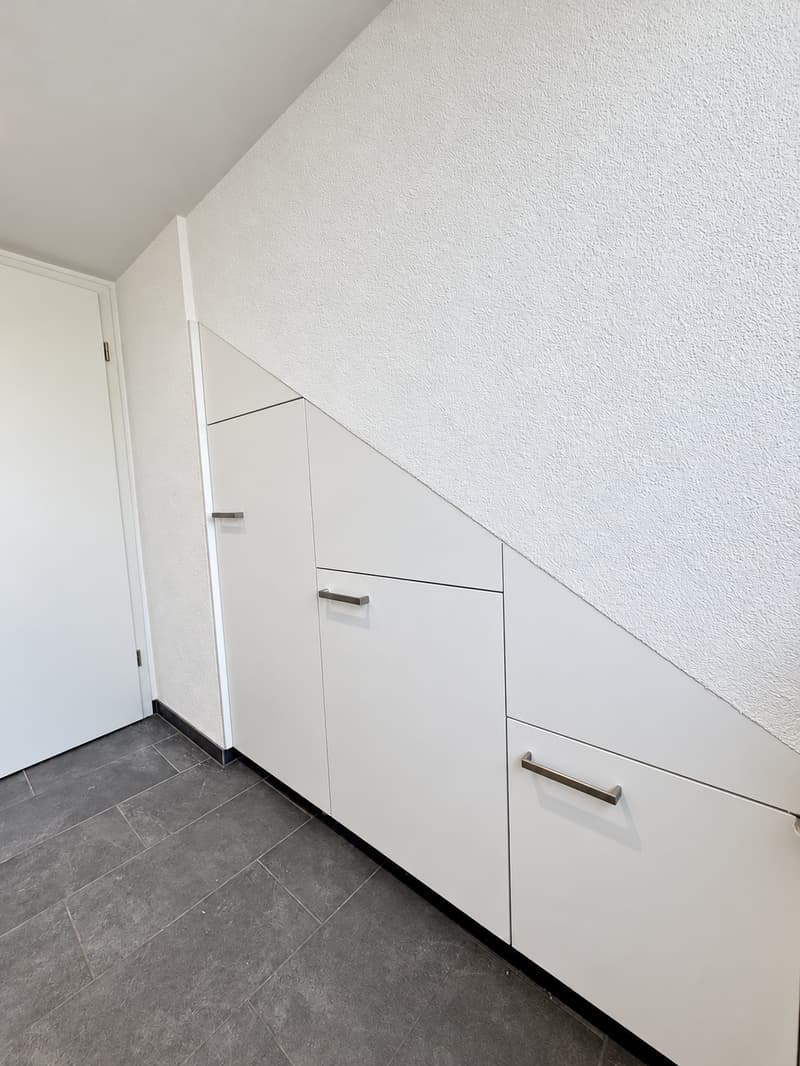 Erstbezug - Stilvoll renovierte 2.5-Zimmerwohnung im Dachgeschoss (7)