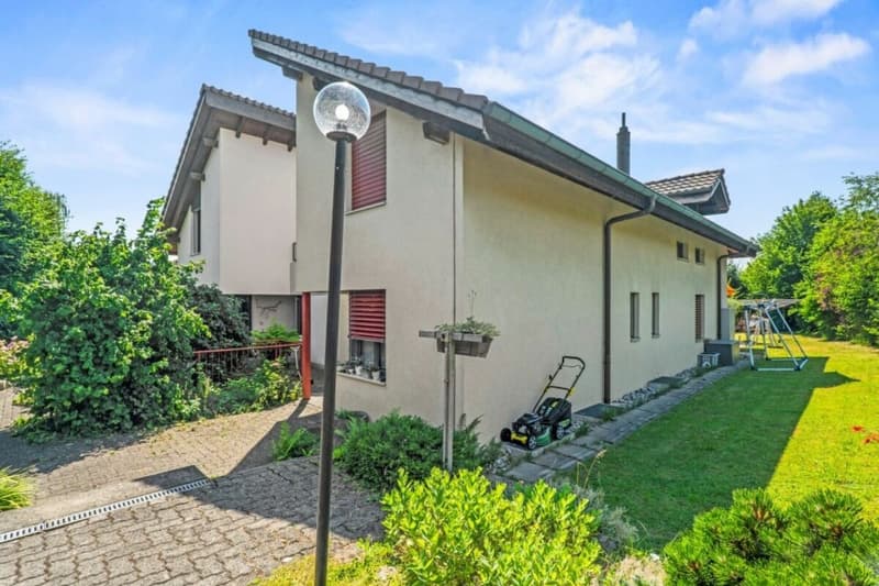 Doppeleinfamilienhaus mit grosser Rasenfläche (1)