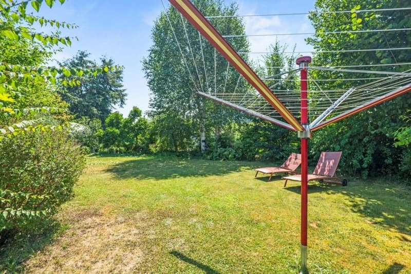Doppeleinfamilienhaus mit grosser Rasenfläche (4)