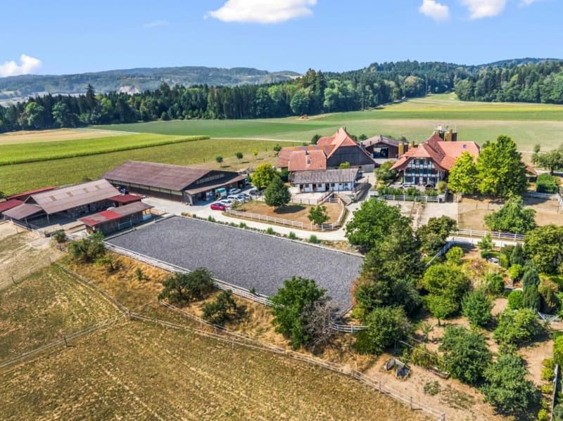 Aussergewöhnliches Landgut mit Reitanlage - eine Oase für Mensch und Pferd (1)