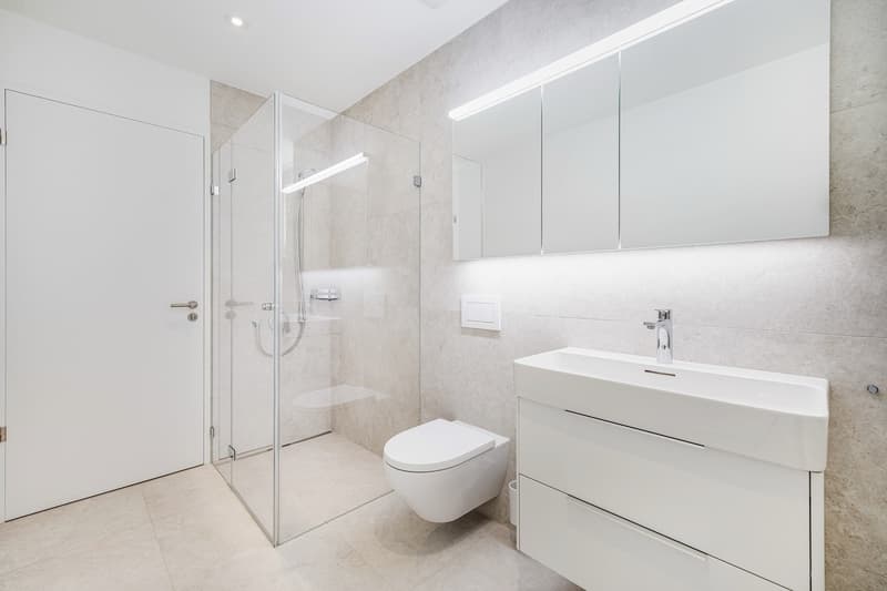 Badezimmer mit Badewanne & Dusche
