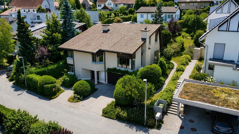 Idyllisches 8-Zimmer-Einfamilienhaus mit grossem Garten und Garage (1)