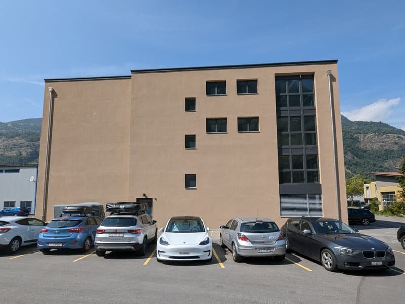 Commercial and office space in the up-and-coming industrial area (2)