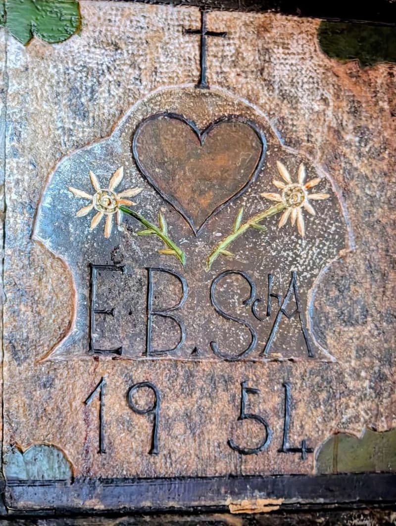 Gravestone: 1951, cross, heart, flowers, initials 'EB SA'
