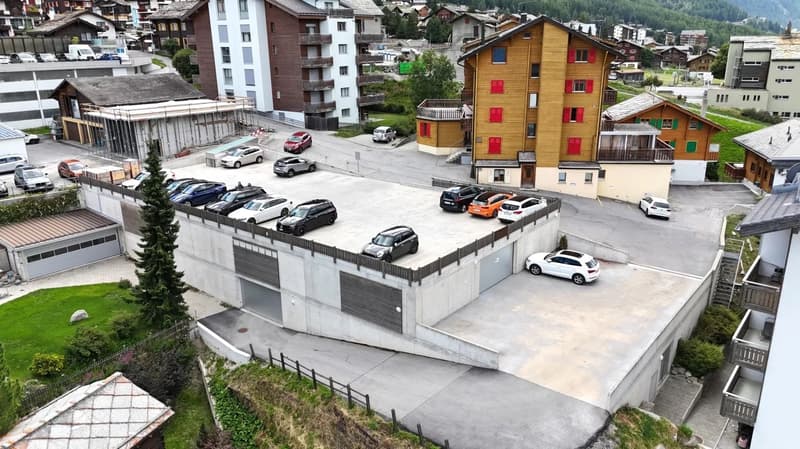 Premium-Parking im Dorfzentrum von Grächen (2)