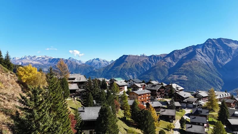 Mountain town with several houses and a beautiful view of the mountains in the background