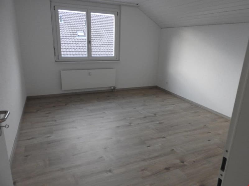 empty room, wooden floor, white walls, window, radiator