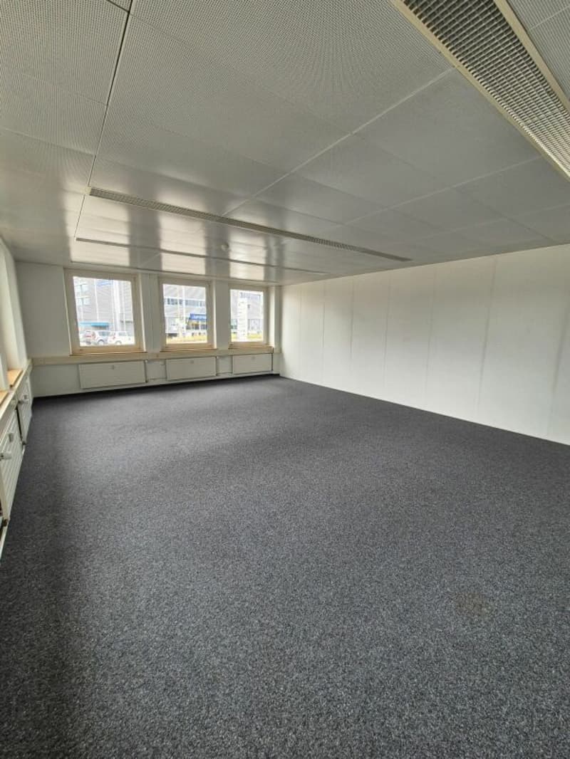 Bureau spacieux dans le Buss-Areal Pratteln - 56 m² au rez-de-chaussée du bâtiment administratif Ouest (6)