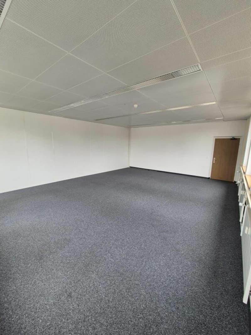 Bureau spacieux dans le Buss-Areal Pratteln - 56 m² au rez-de-chaussée du bâtiment administratif Ouest (3)