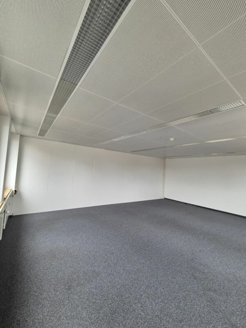 Bureau spacieux dans le Buss-Areal Pratteln - 56 m² au rez-de-chaussée du bâtiment administratif Ouest (5)