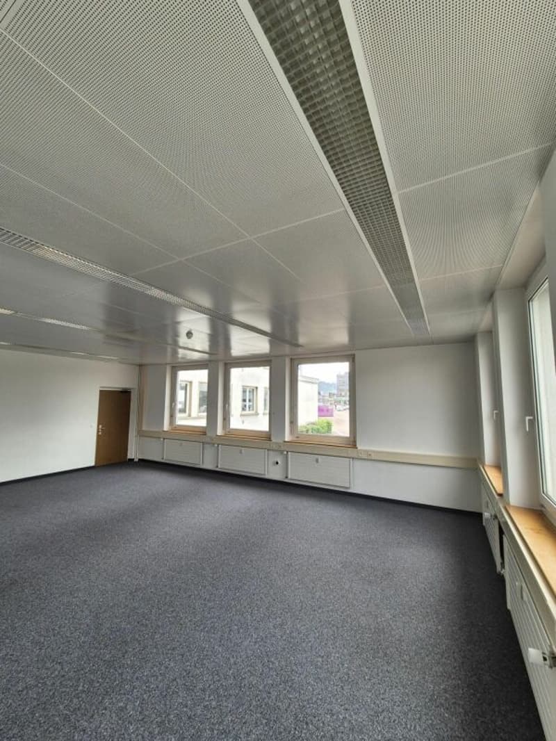 Bureau spacieux dans le Buss-Areal Pratteln - 56 m² au rez-de-chaussée du bâtiment administratif Ouest (4)