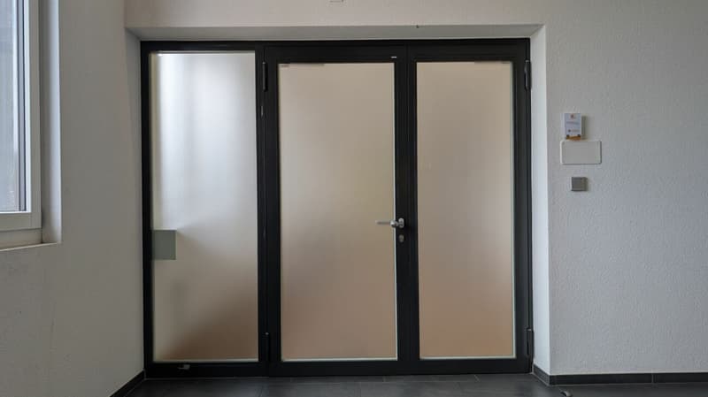 Espace de bureau représentatif avec deux petits bureaux et cuisine moderne (2)