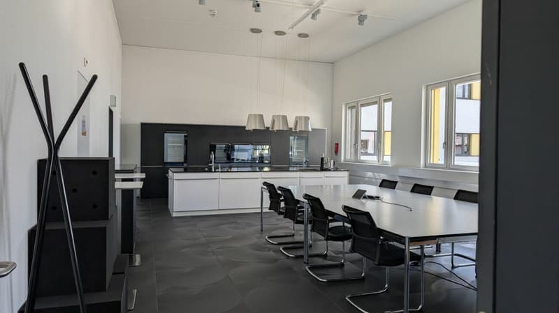 Espace de bureau représentatif avec deux petits bureaux et cuisine moderne (8)