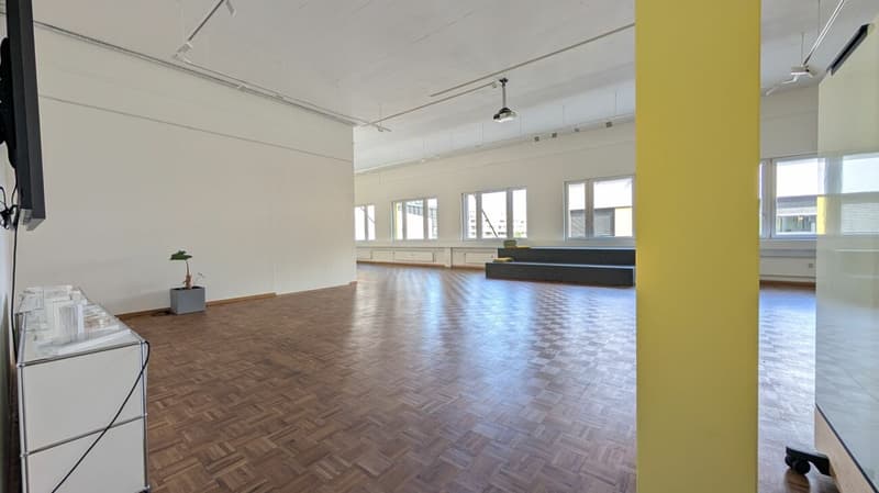 Espace de bureau représentatif avec deux petits bureaux et cuisine moderne (13)