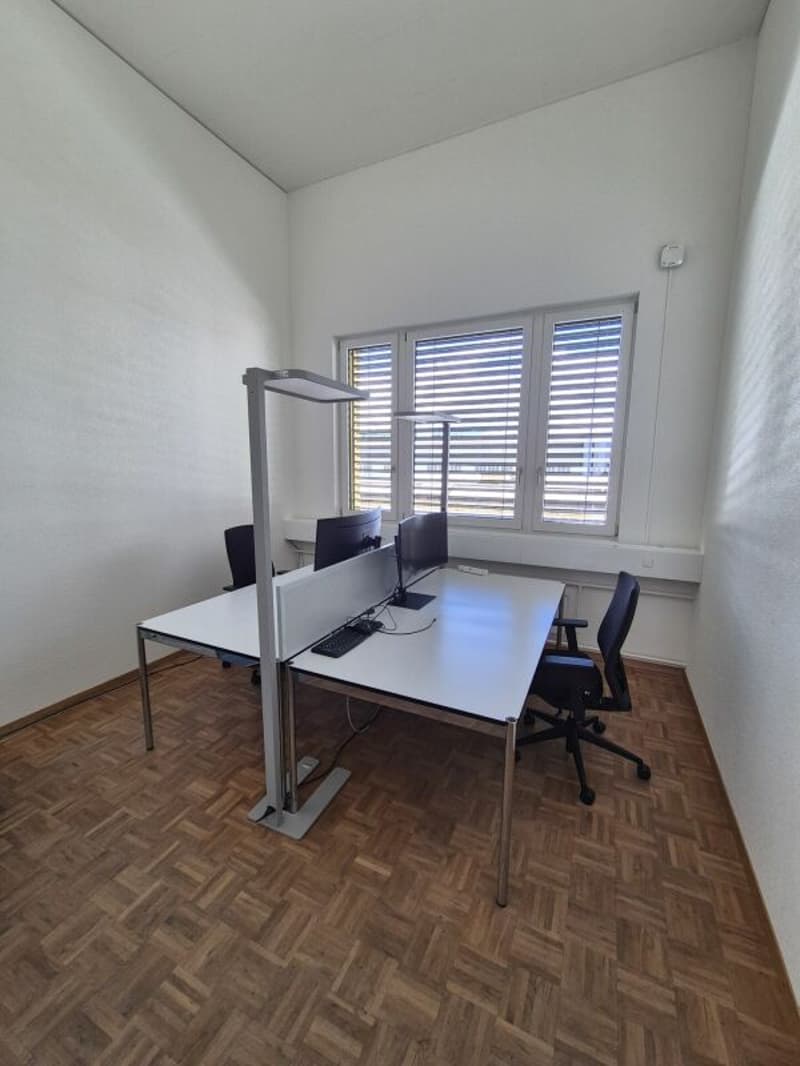 Espace de bureau représentatif avec deux petits bureaux et cuisine moderne (6)