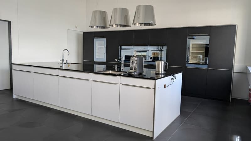 Espace de bureau représentatif avec deux petits bureaux et cuisine moderne (7)