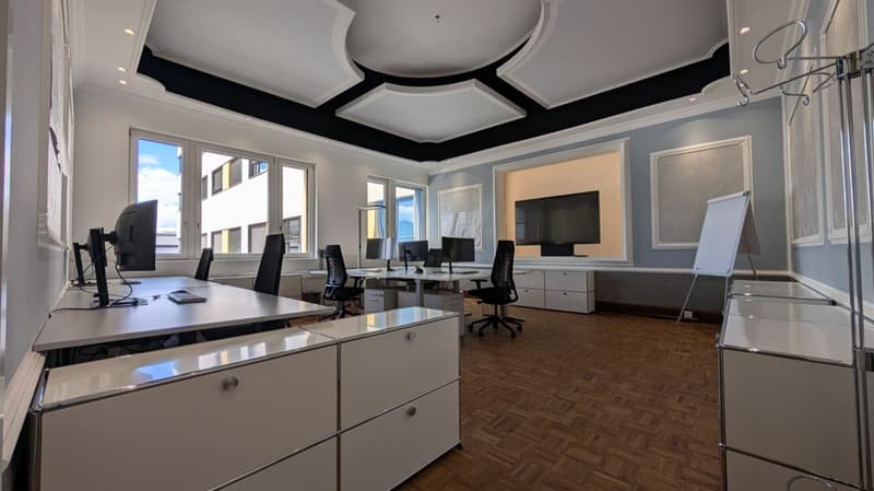 Espace de bureau représentatif avec deux petits bureaux et cuisine moderne (4)