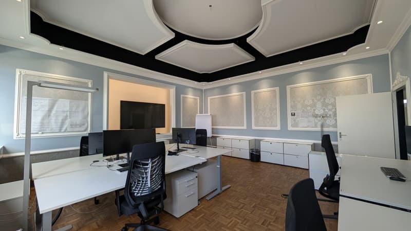 Espace de bureau représentatif avec deux petits bureaux et cuisine moderne (3)