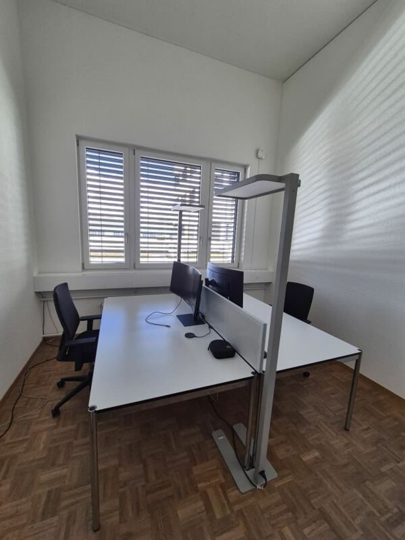 Espace de bureau représentatif avec deux petits bureaux et cuisine moderne (5)