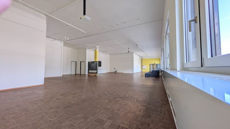 Espace de bureau représentatif avec deux petits bureaux et cuisine moderne (12)