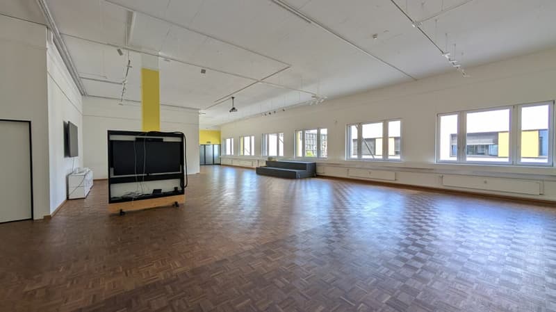 Espace de bureau représentatif avec deux petits bureaux et cuisine moderne (11)