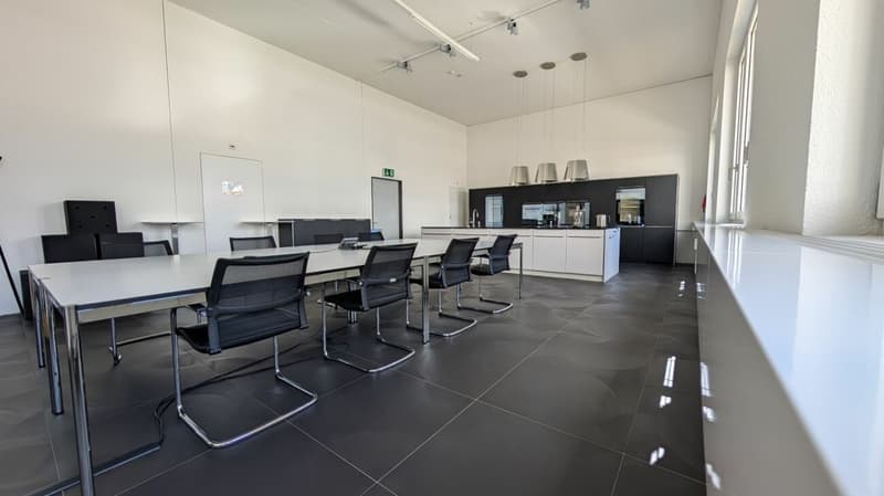Espace de bureau représentatif avec deux petits bureaux et cuisine moderne (9)