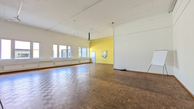 Espace de bureau représentatif avec deux petits bureaux et cuisine moderne (10)
