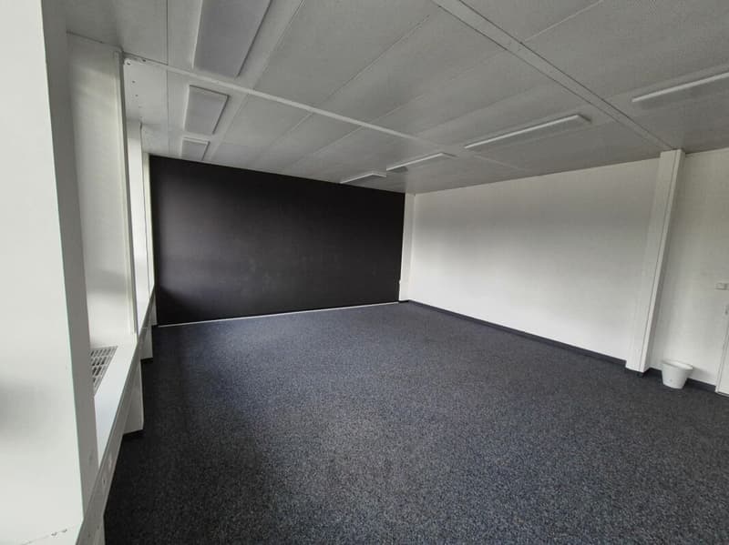 Bureau lumineux et spacieux (74,5 m²) dans le parc industriel Buss Pratteln (2)