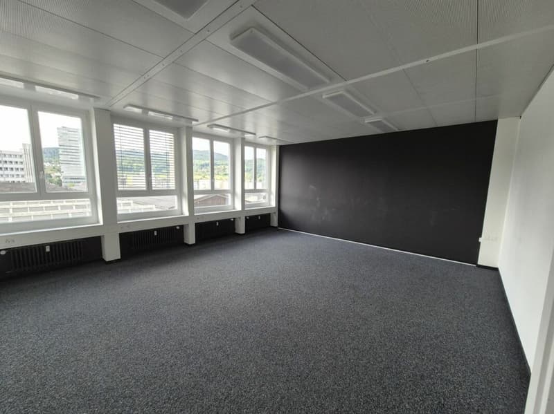 Bureau lumineux et spacieux (74,5 m²) dans le parc industriel Buss Pratteln (3)