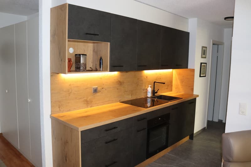 Stilvolle 2.5-Zimmer-Wohnung mit Balkon & 2 Einstellhallenplätzen! (4)