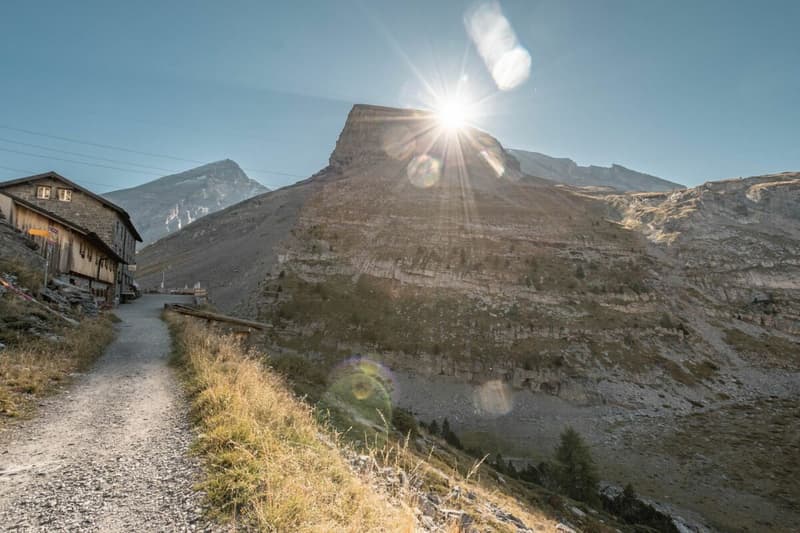 Blick auf das Berghotel Schwarenbach am Gemmipass zwischen Kandersteg und Leukerbad