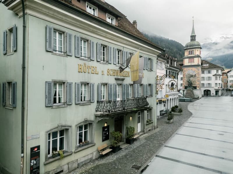 Das Hotel Zum schwarzen Löwen mit Sicht auf das Tell Denkmal in Altdorf