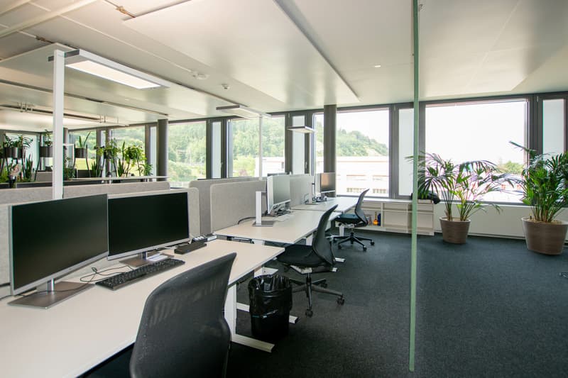 Étage de bureau bien desservi avec de nombreux équipements (5)