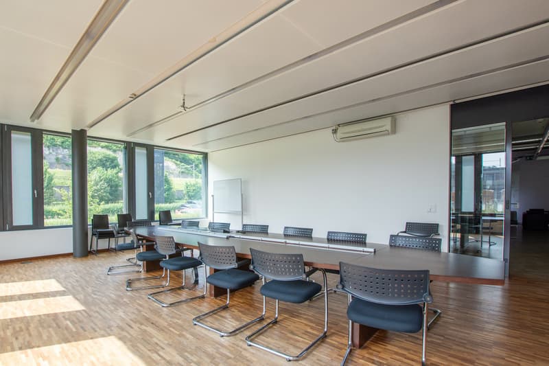 Étage de bureau bien desservi avec de nombreux équipements (4)