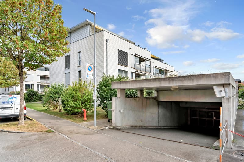 Einfahrt zur Tiefgarage (kompatibel für die E-/ Mobilität)