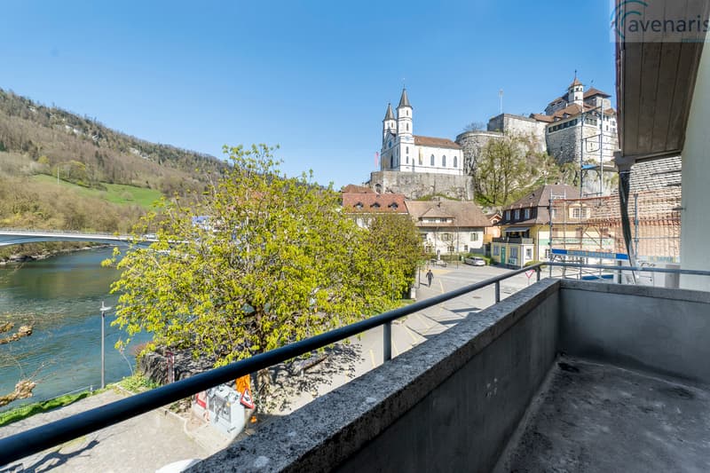 Blick vom Balkon auf Kirche und Aare / a view of a town and river from a balcony