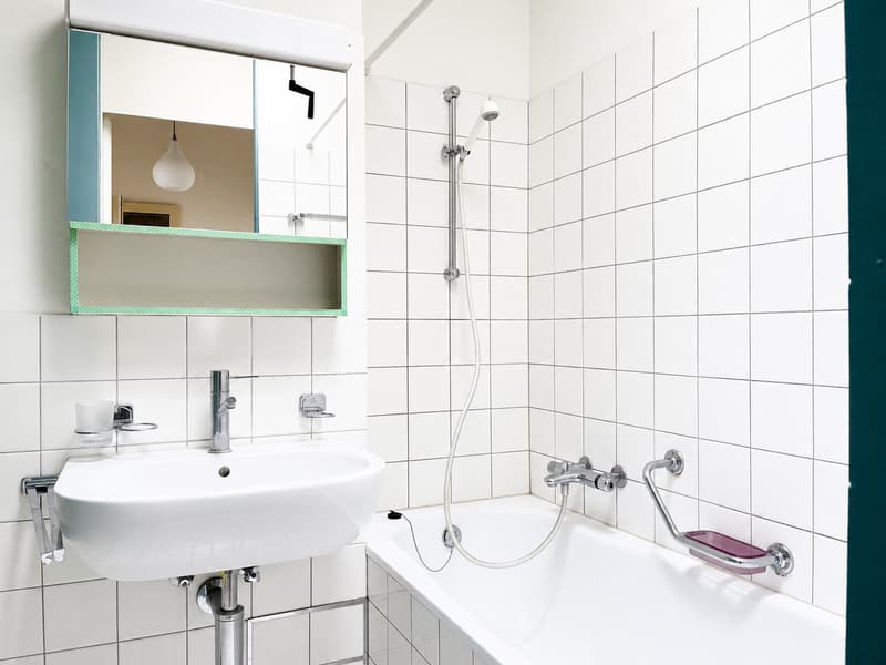 Badezimmer mit Badewanne linke Wohnung / Salle de bains avec baignoire / Bathroom with a bathtub / Bagno con vasca