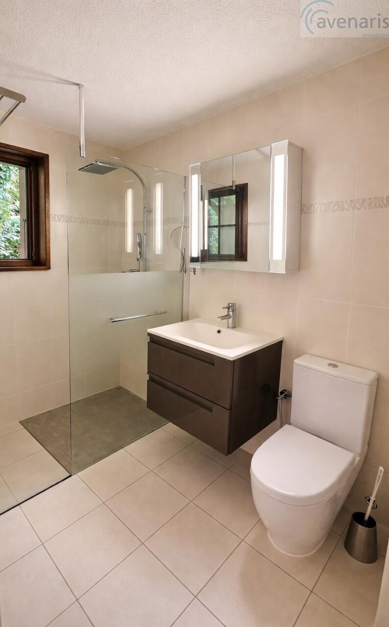 Renoviertes Badezimmer Erdgeschoss / Salle de bain rénovée / Renovated bathroom first floor / Bagno ristrutturato al piano terra