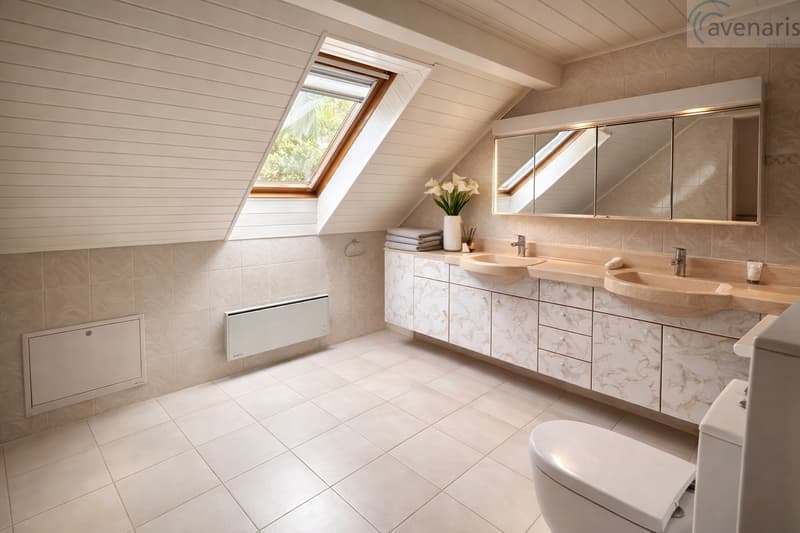 Badezimmer Obergeschoss  / Salle de bain à l'étage / Bathroom upstairs / Bagno al piano superiore